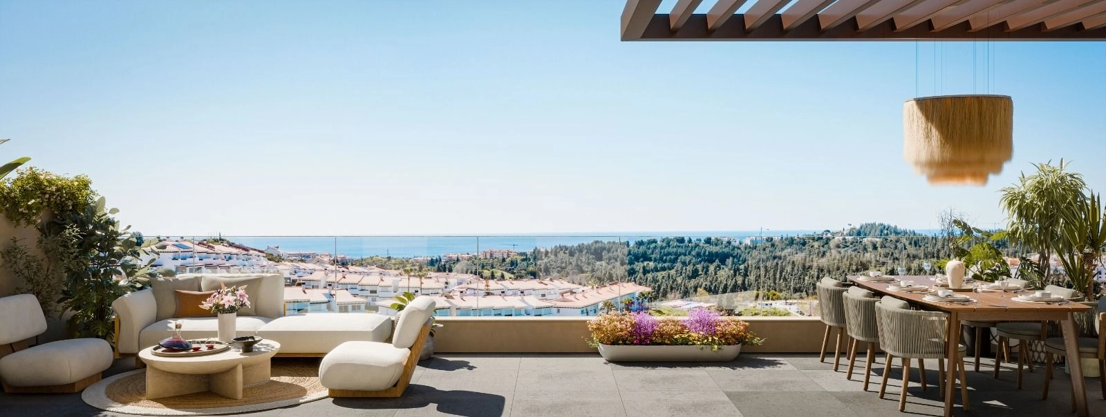 Amplias terrazas diseñadas para comer y relajarse con vistas panorámicas al mar sobre la Costa del Sol.