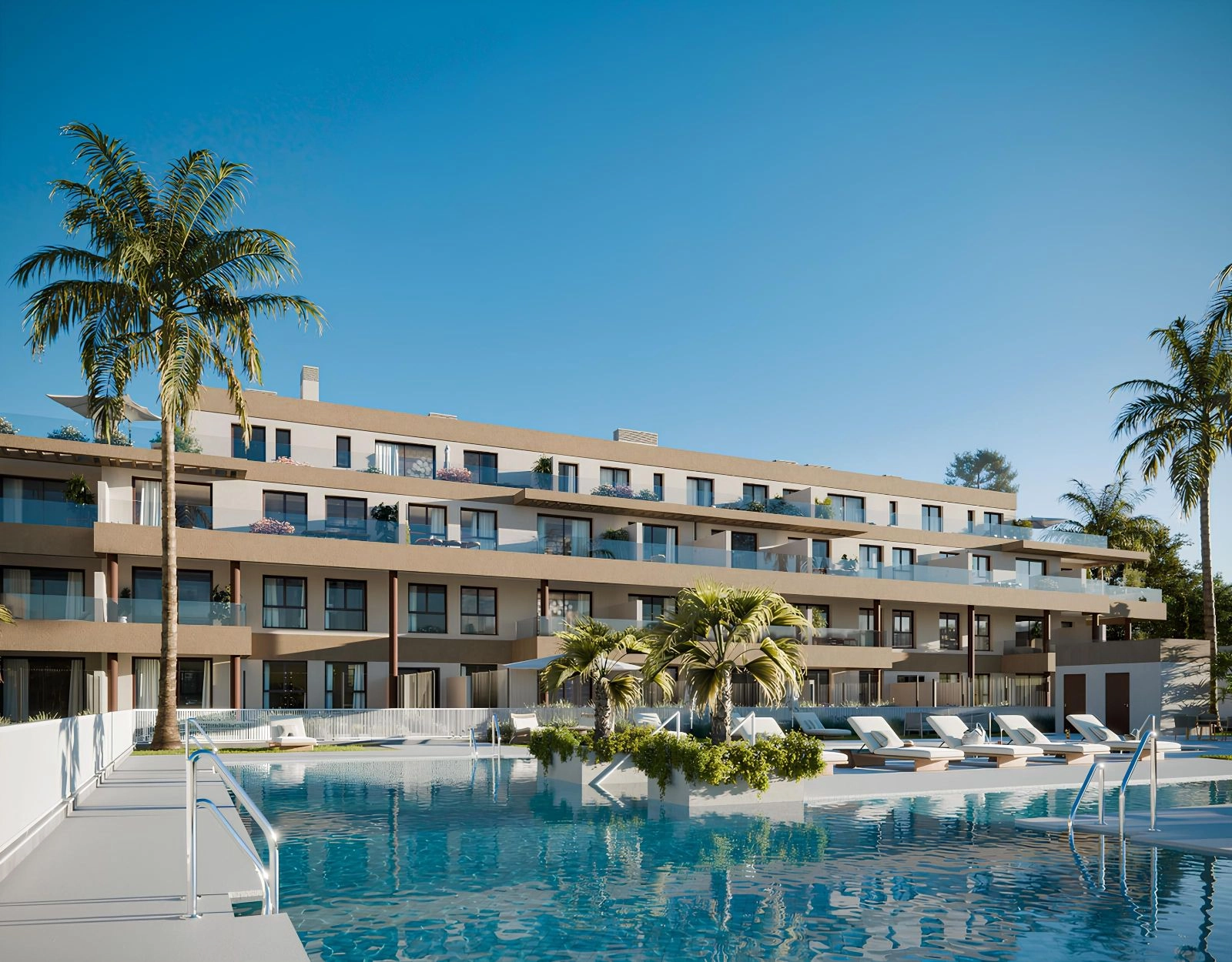 La preciosa piscina comunitaria, rodeada de relajantes zonas para tomar el sol y exuberantes palmeras.