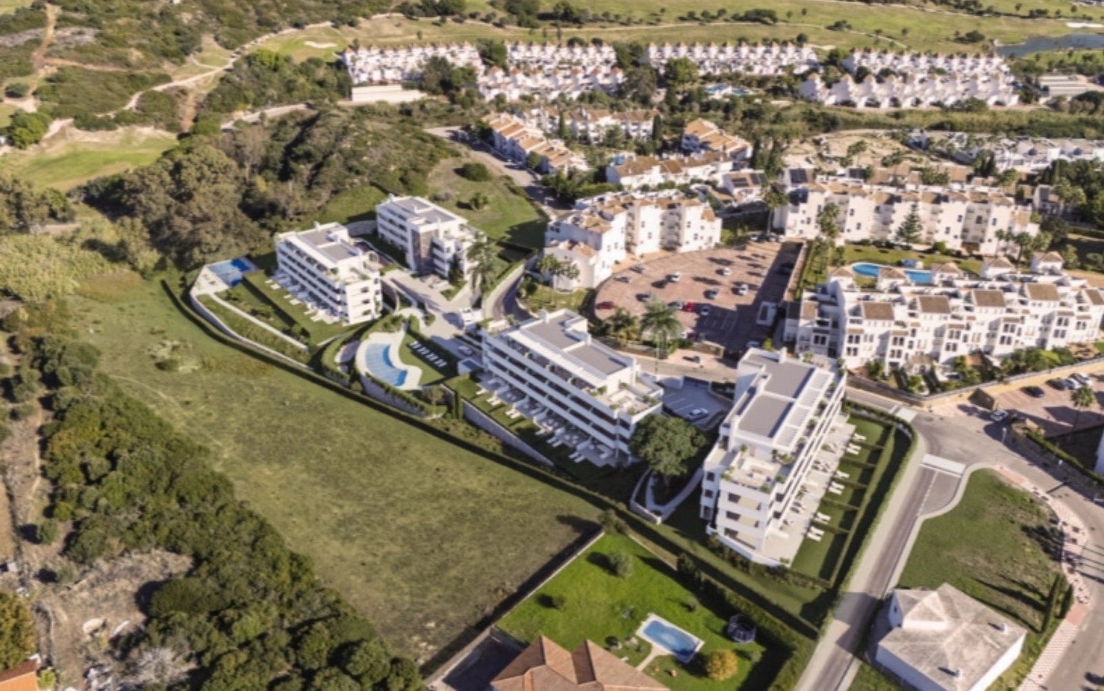 Todo el complejo residencial ofrece un entorno seguro y privado con amplias zonas verdes para los residentes.