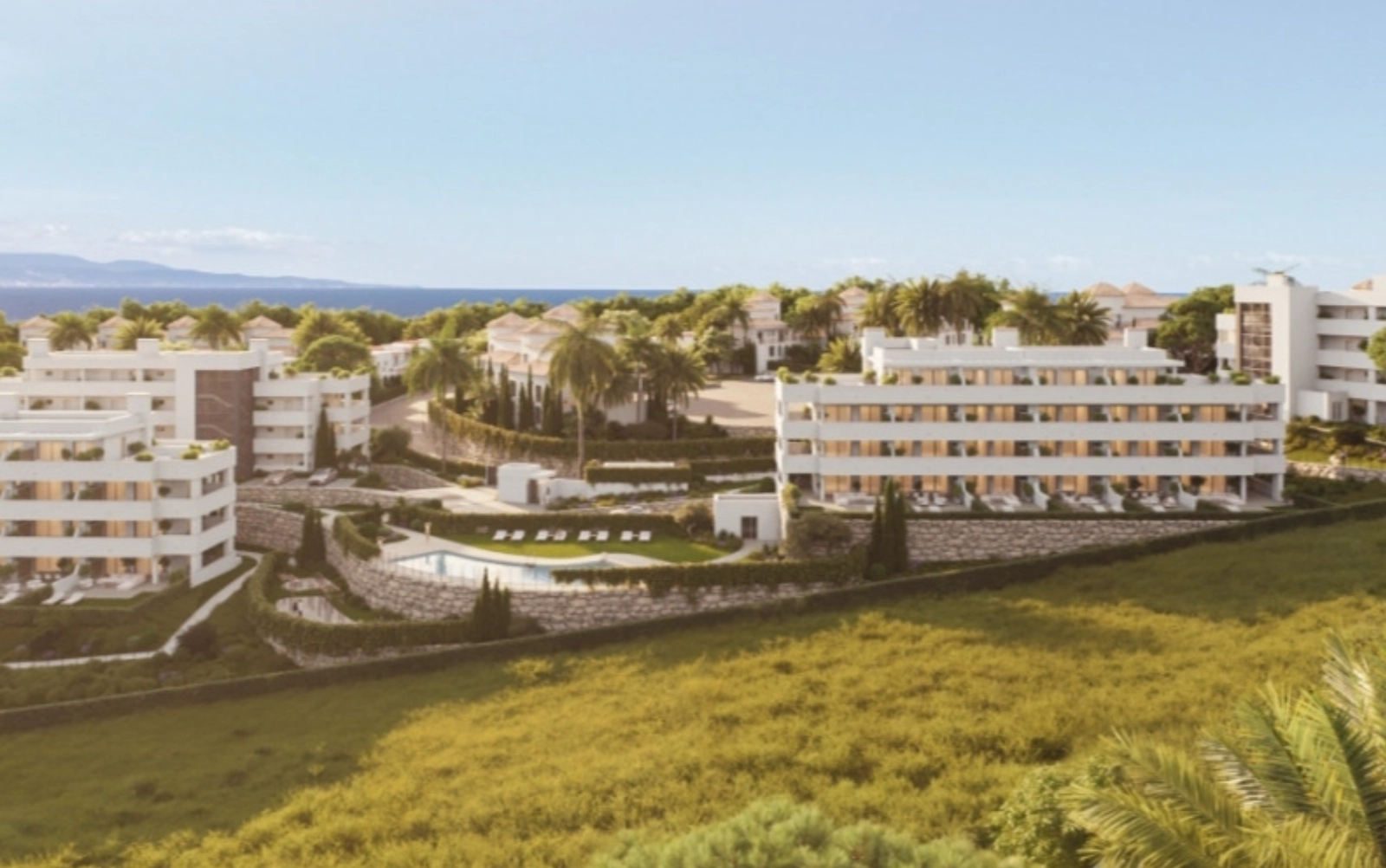 La arquitectura moderna se integra a la perfección con el paisaje natural y el mar Mediterráneo.