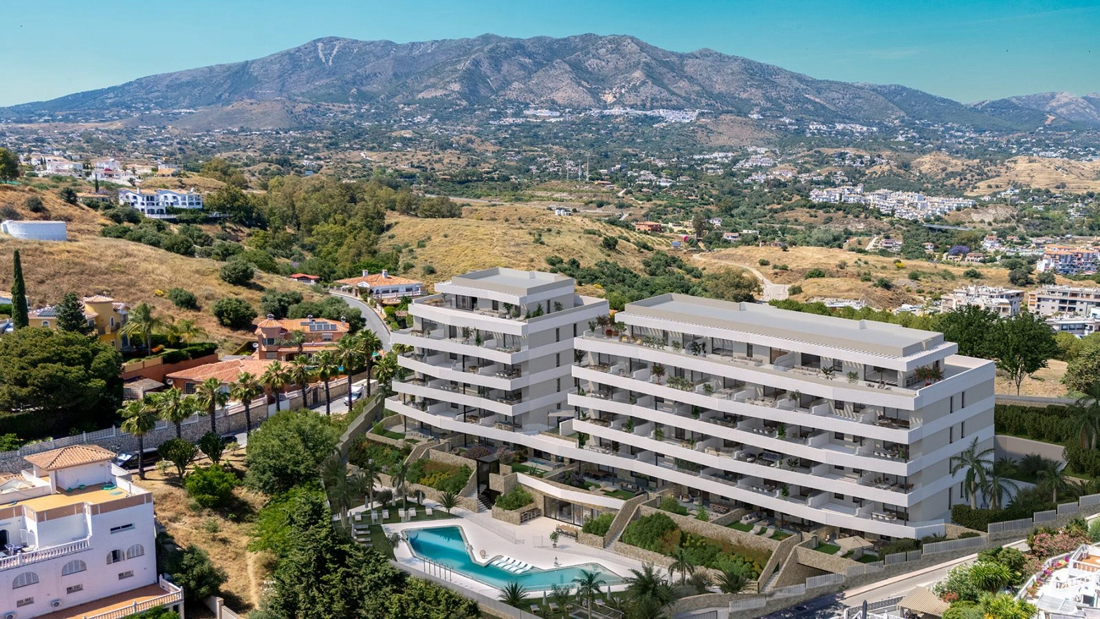 Una vista aérea de la urbanización, anidada en las colinas de Mijas con las montañas como un impresionante telón de fondo.