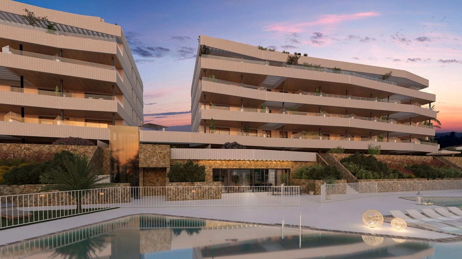 Al caer el anochecer, la residencia y la zona de la piscina se iluminan bellamente, creando un ambiente tranquilo y sofisticado.