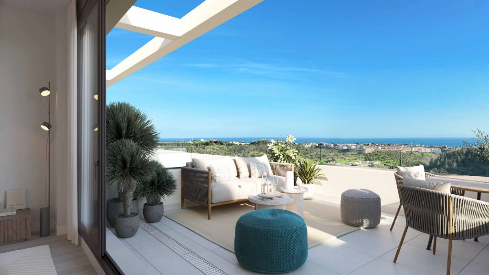 Disfrute de impresionantes y abiertas vistas al mar Mediterráneo desde su terraza privada.