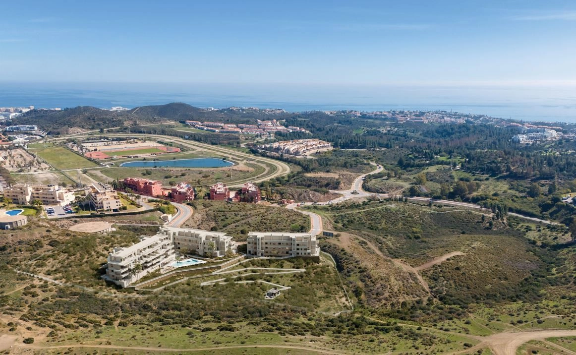 Una vista aérea que muestra la ubicación privilegiada de la promoción en Mijas, cerca del mar y de los servicios locales.