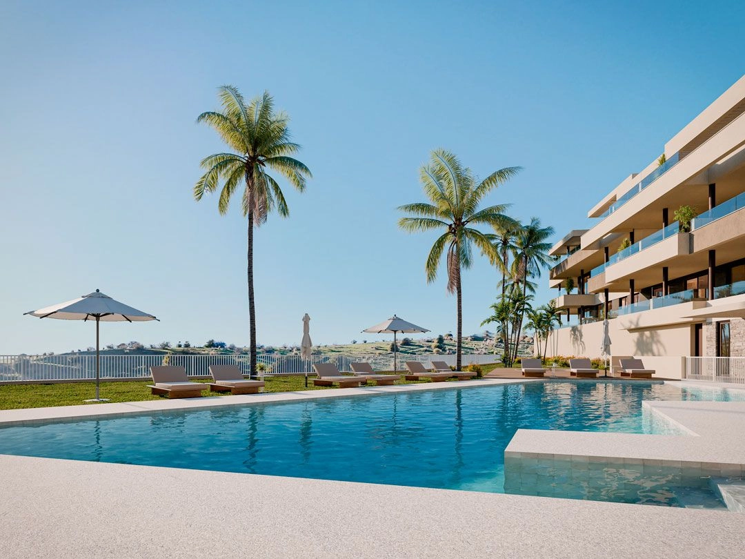 La piscina comunitaria, rodeada de exuberantes jardines y cómodas tumbonas para la máxima relajación.