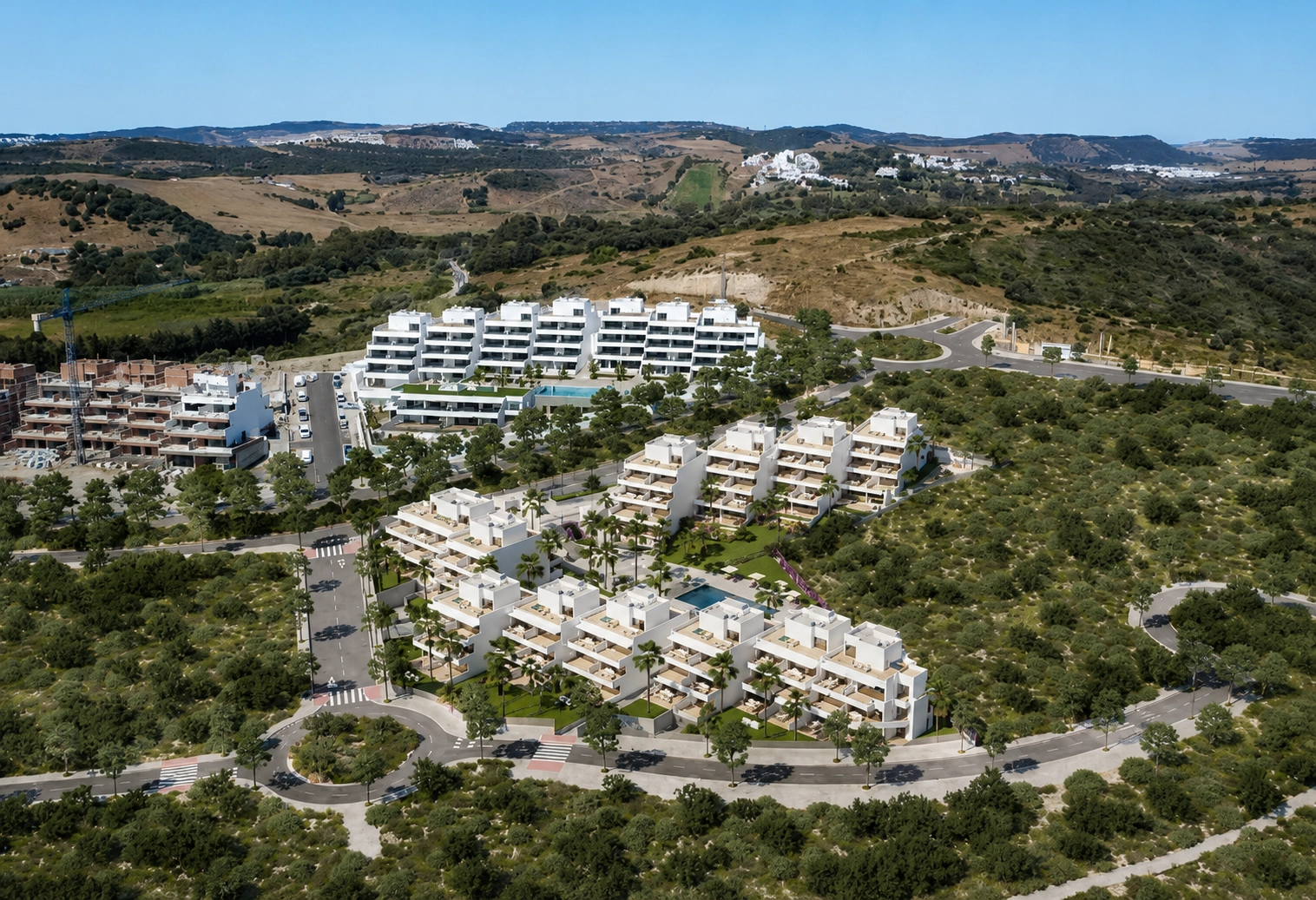 Vista aérea de la urbanización, que muestra su arquitectura moderna y su integración con el paisaje natural de la Costa del Sol.