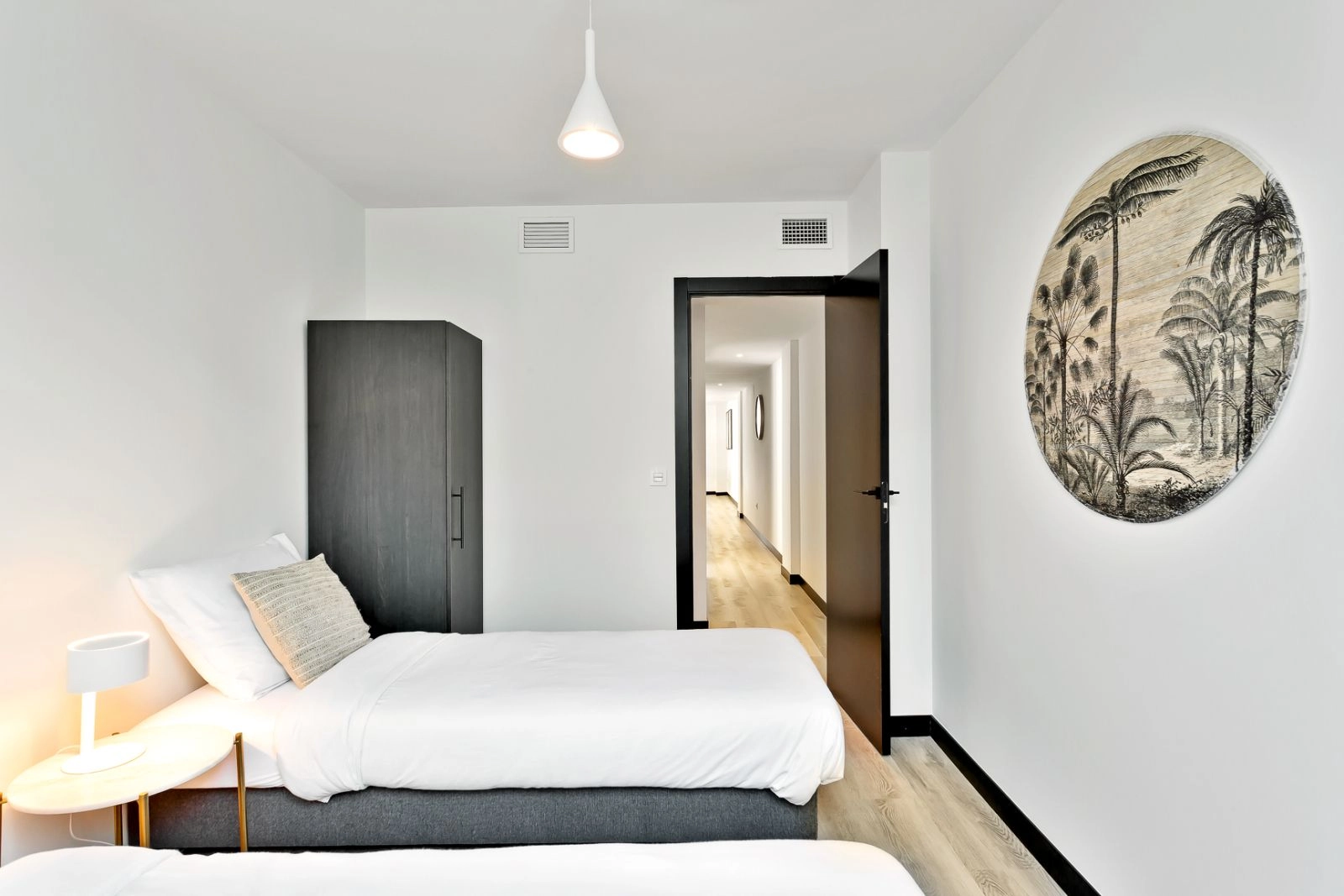 Un dormitorio de invitados cómodo y luminoso, diseñado cuidadosamente para recibir a amigos y familiares.