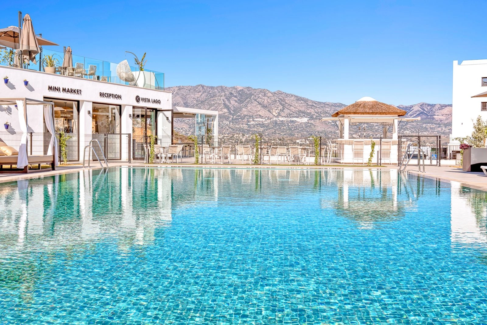 Disfrute de la atractiva zona de la piscina, con el telón de fondo de las hermosas montañas de Mijas.