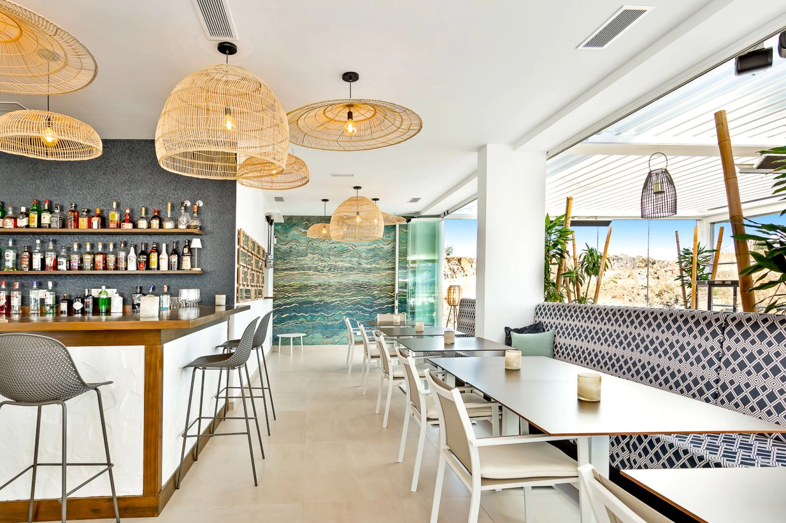 El restaurante y el bar del complejo ofrecen cómodas y elegantes opciones gastronómicas para los residentes.