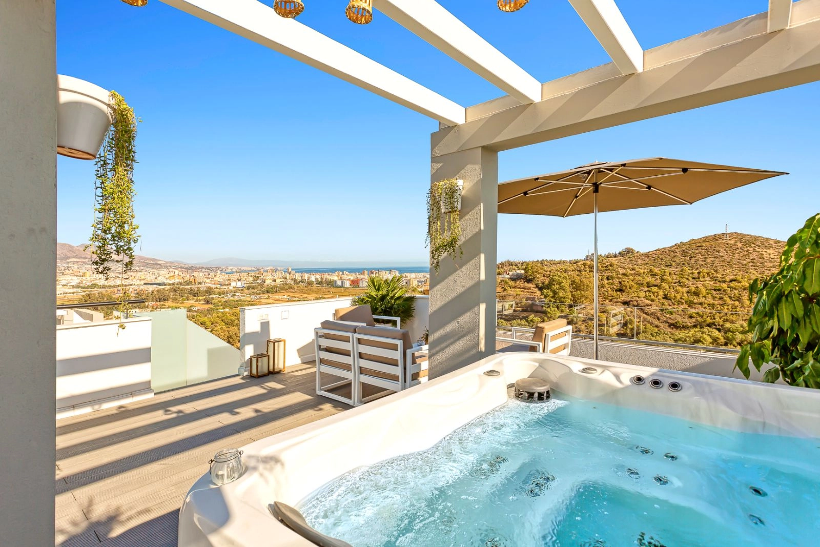 Relájese en su jacuzzi privado en la terraza de la azotea, un entorno perfecto para noches tranquilas con vistas panorámicas.