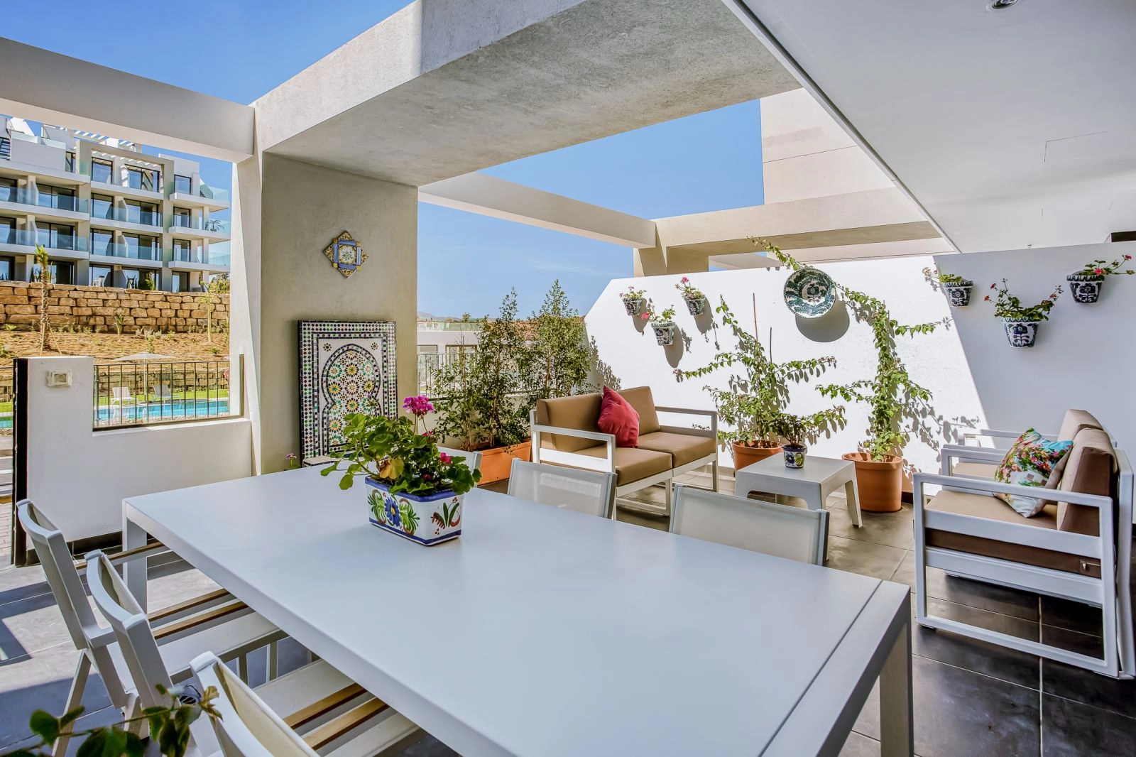 Una generosa terraza cubierta ofrece el espacio ideal para comer al aire libre y disfrutar del maravilloso clima del sur de España.