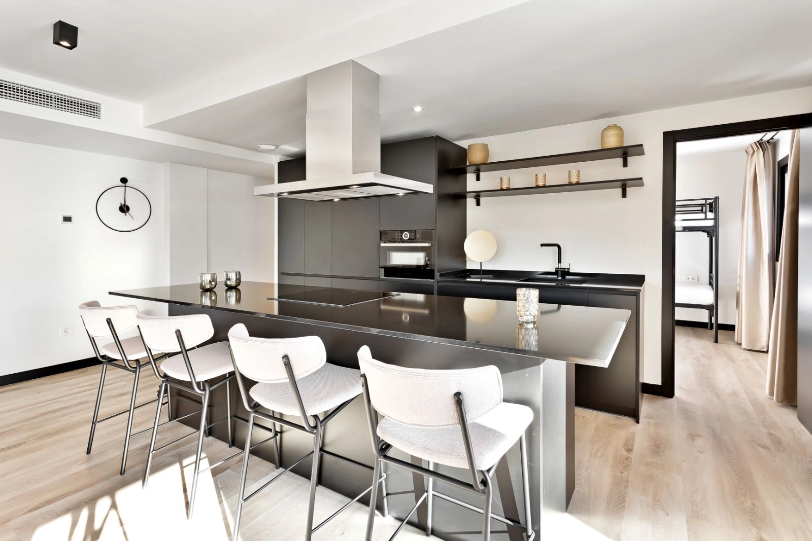 Una cocina elegante y contemporánea con isla central y electrodomésticos de alta calidad, perfecta para el día a día.