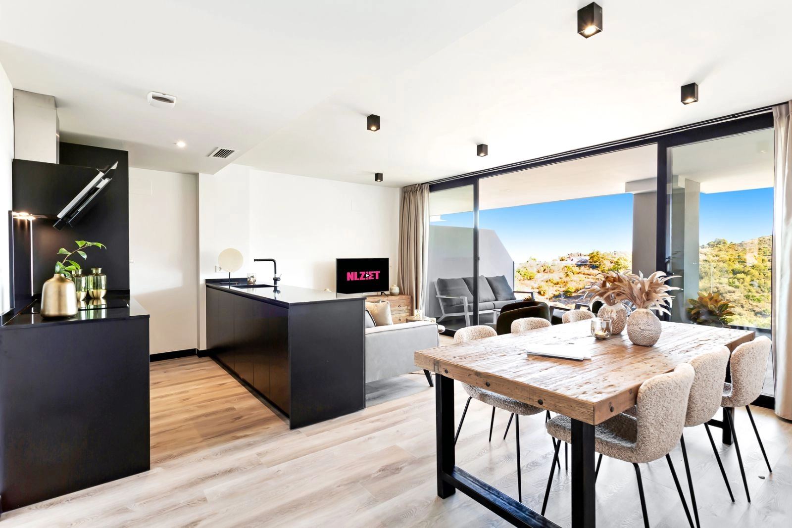 La cocina y el comedor están totalmente integrados, con acceso directo al espacio exterior para un estilo de vida interior-exterior completo.