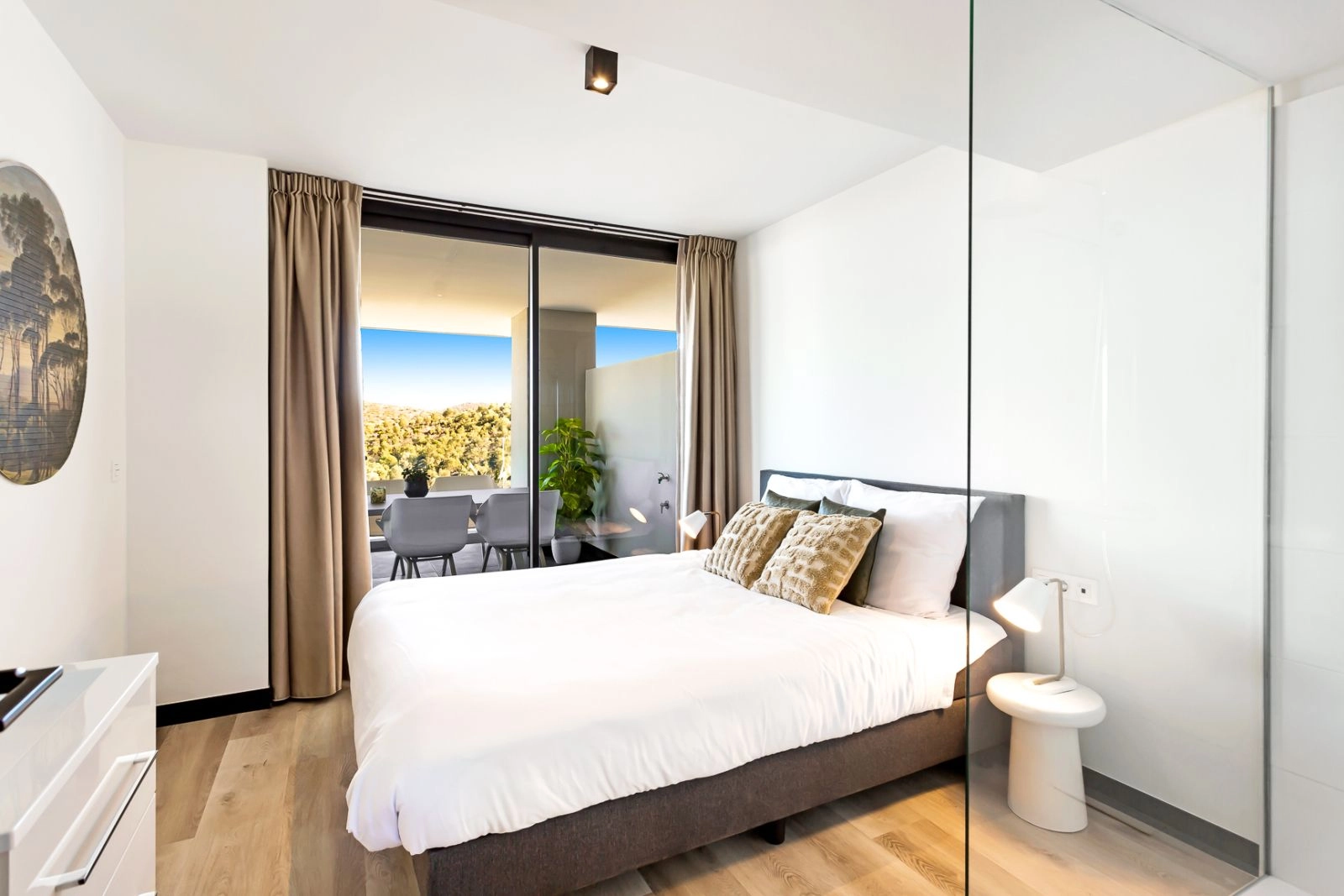 El dormitorio principal ofrece un refugio tranquilo con acceso directo a la terraza, para despertarse con la hermosa luz de la mañana.