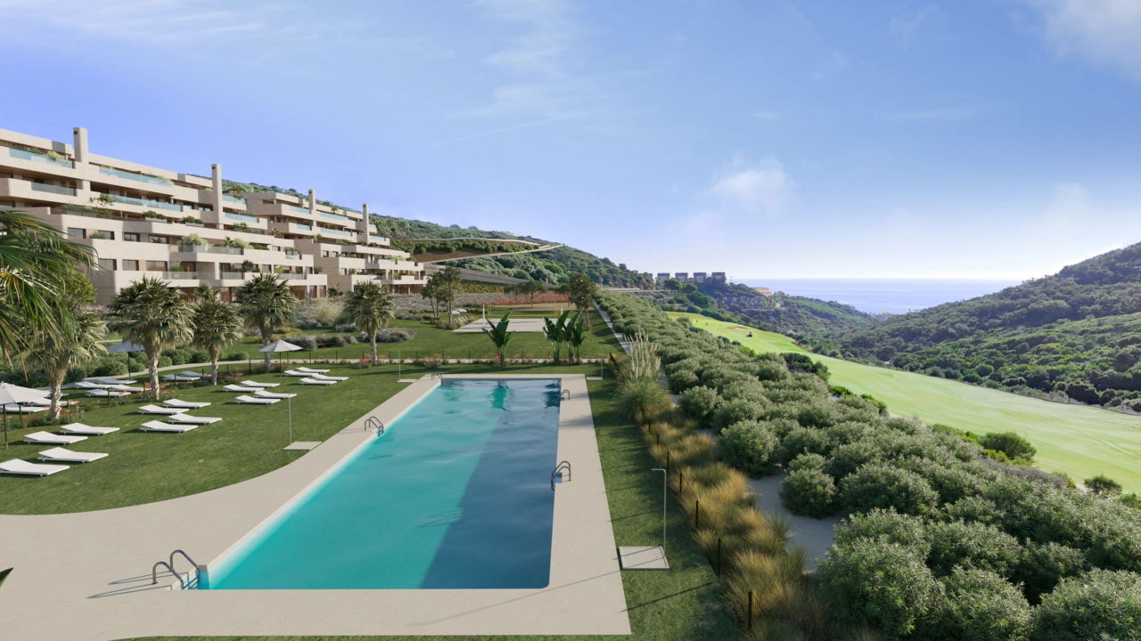 La zona de la piscina comunitaria, un refugio perfecto con impresionantes vistas al mar y al campo de golf.
