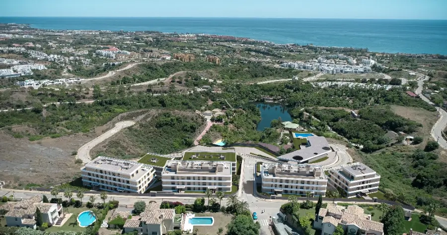 Una vista aérea de la urbanización, perfectamente situada para ofrecer impresionantes vistas al mar Mediterráneo desde las colinas de Estepona.