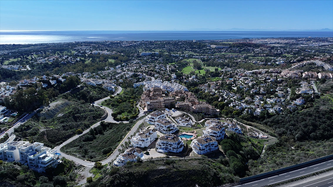 Vistas panorámicas sobre el exuberante paisaje de Nueva Andalucía hacia el mar Mediterráneo, un espectáculo diario desde su hogar.
