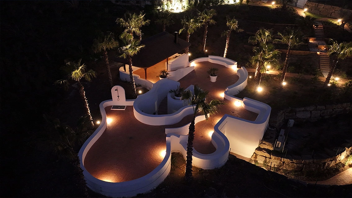 Los terrenos comunitarios bellamente iluminados por la noche crean una atmósfera mágica y segura.