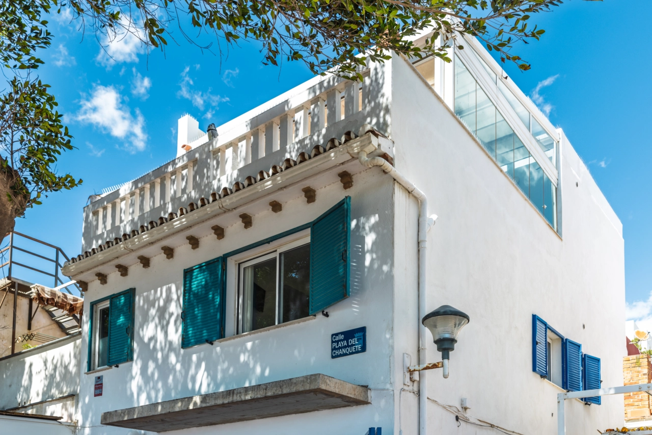 Una vista de la arquitectura única de la propiedad y su ubicación privilegiada.