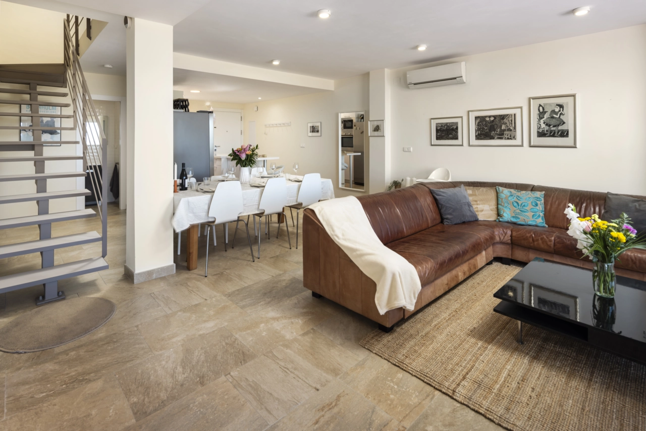 El salón-comedor de planta abierta es luminoso, espacioso y perfecto para la vida moderna.