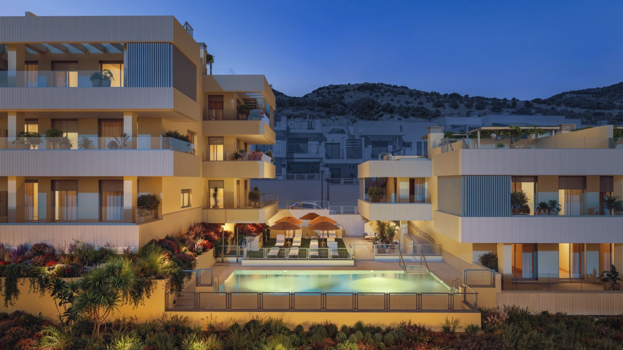 La piscina comunitaria ofrece un oasis perfecto para el relax y el disfrute.