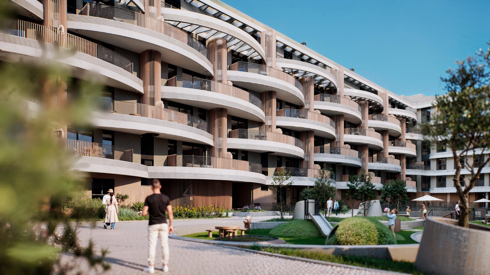 Jardines comunitarios bellamente ajardinados y una zona de juegos infantiles, ofreciendo un entorno seguro y verde para las familias.