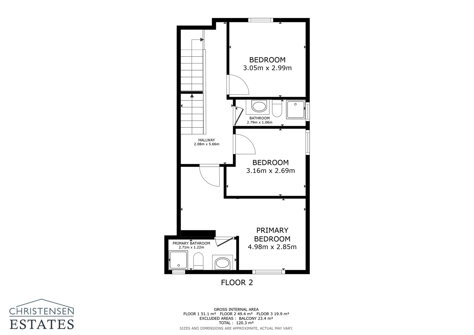 La primera planta está dedicada al descanso, con tres dormitorios bien equipados, incluyendo el dormitorio principal con su propio baño.