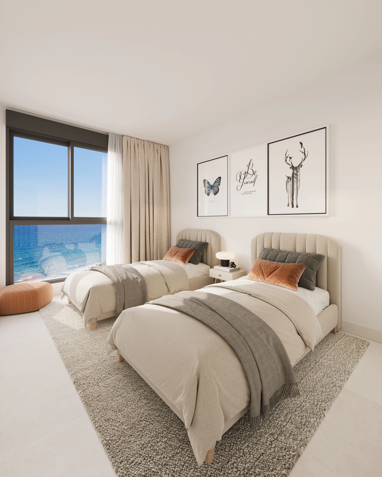 Despierte con inspiradoras vistas al mar desde este cómodo y elegante dormitorio de invitados.
