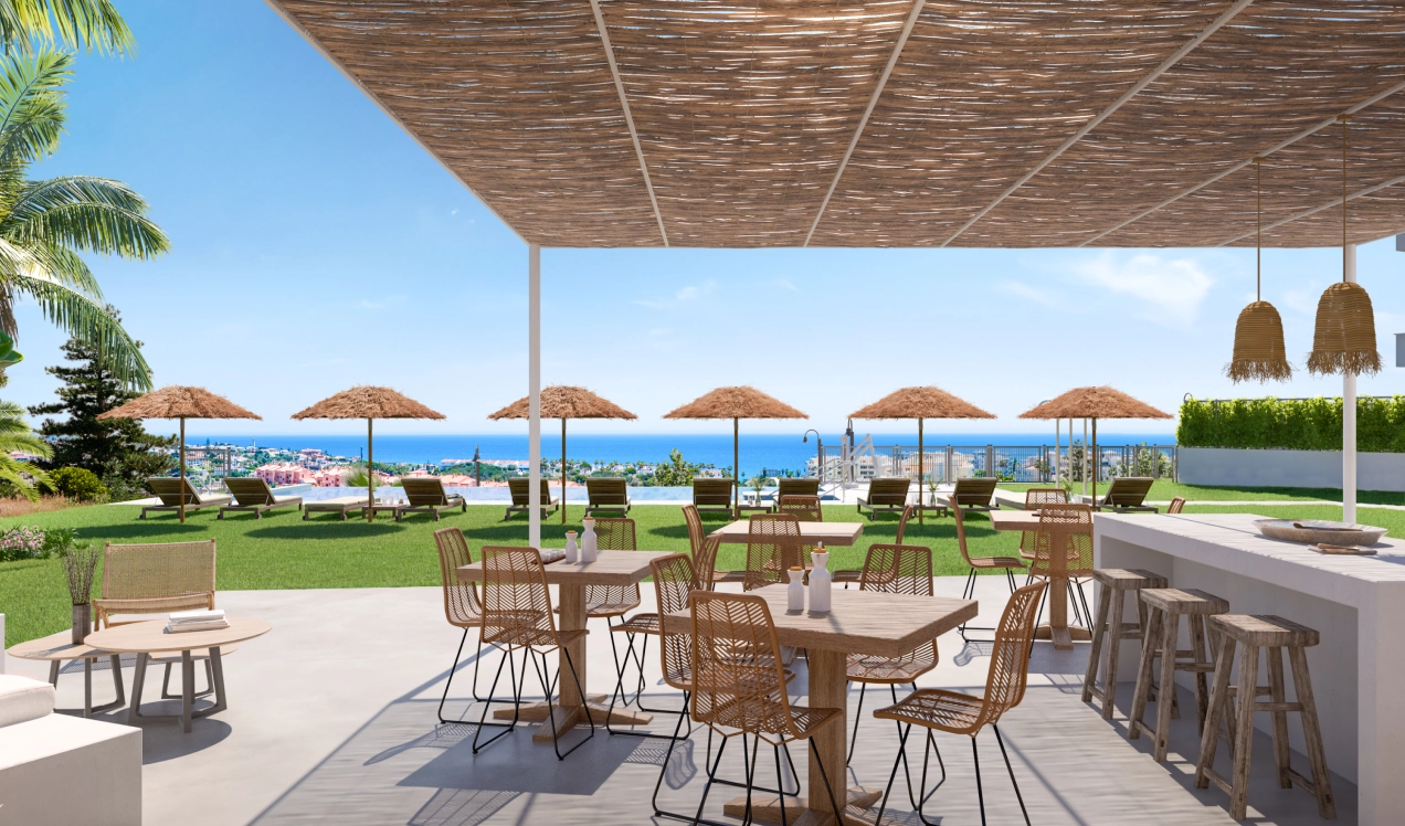 La atractiva piscina comunitaria y la zona de solárium, un lugar perfecto para relajarse con vistas a la costa.