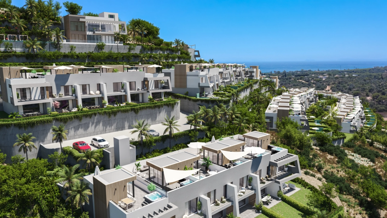 Una vista de la arquitectura moderna de la promoción, diseñada para integrarse con el paisaje de ladera de Marbella.