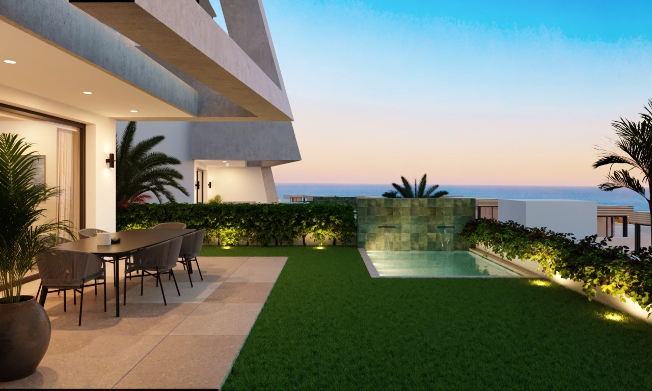 Un generoso jardín privado y zona de terraza, perfecto para cenar al aire libre y disfrutar del suave clima de la Costa del Sol.