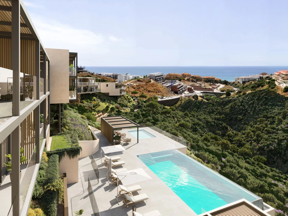 Disfrute de impresionantes vistas mediterráneas desde la piscina infinita comunitaria.