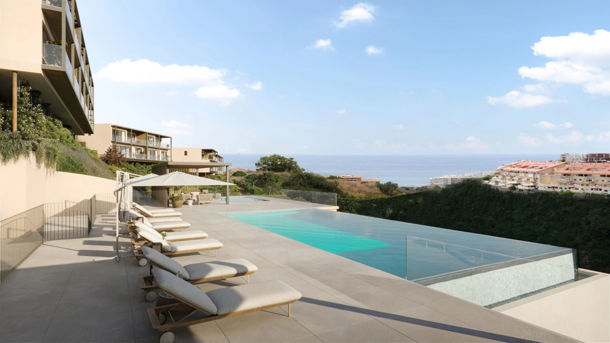 Una tranquila zona para tomar el sol junto a la piscina infinita, con vistas a la Costa del Sol.