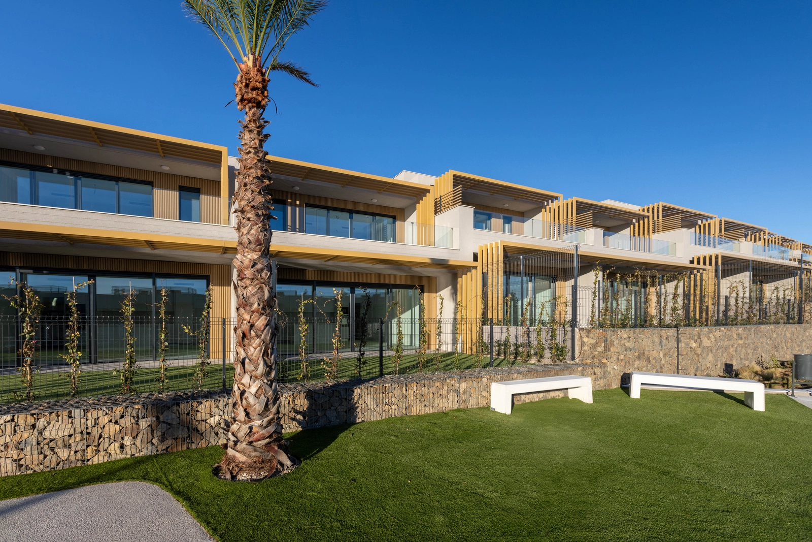 Jardines bien cuidados y zonas verdes crean un ambiente sereno en toda la comunidad.