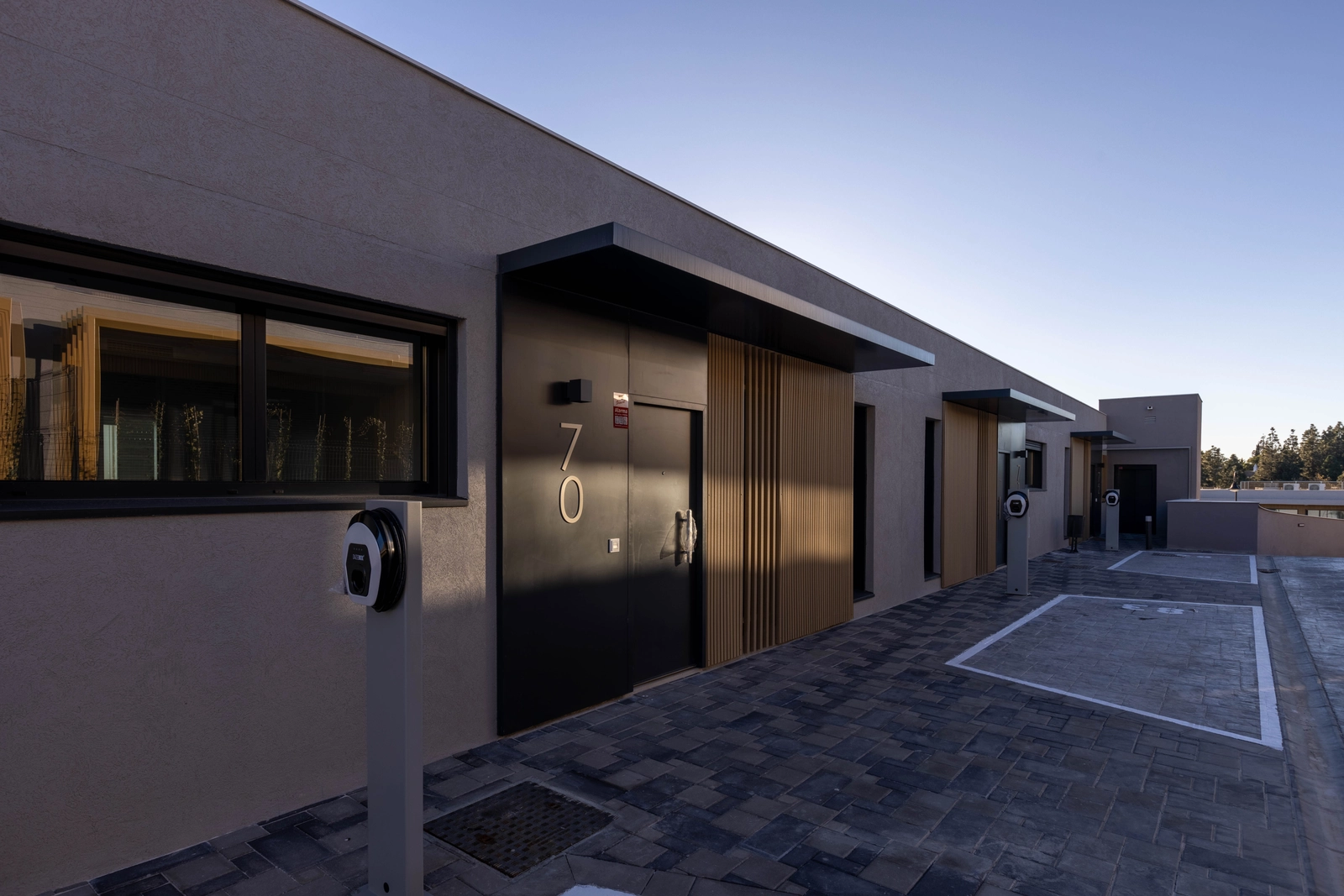 Las plazas de parking privadas incluyen puntos de carga convenientes para vehículos eléctricos.