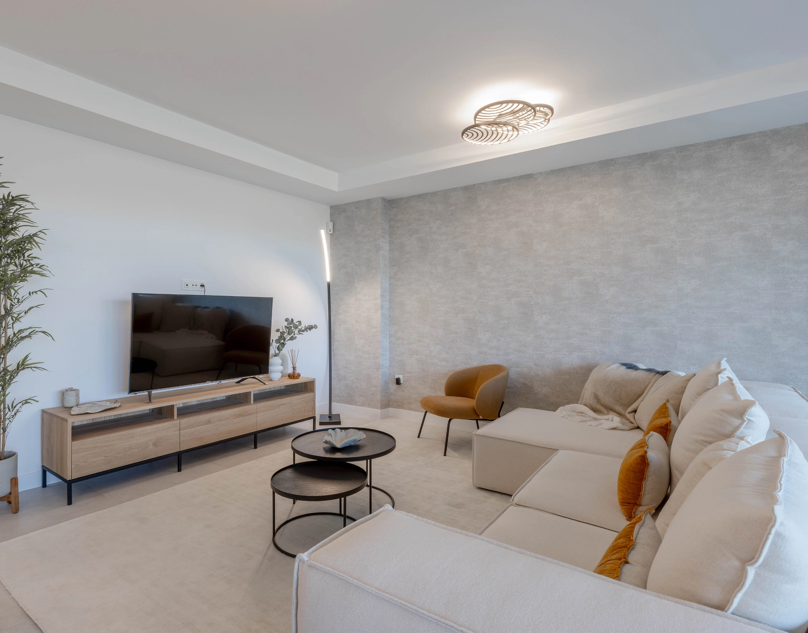 Los salones, luminosos y espaciosos, están diseñados para el confort, con acabados de alta calidad y abundante luz natural.