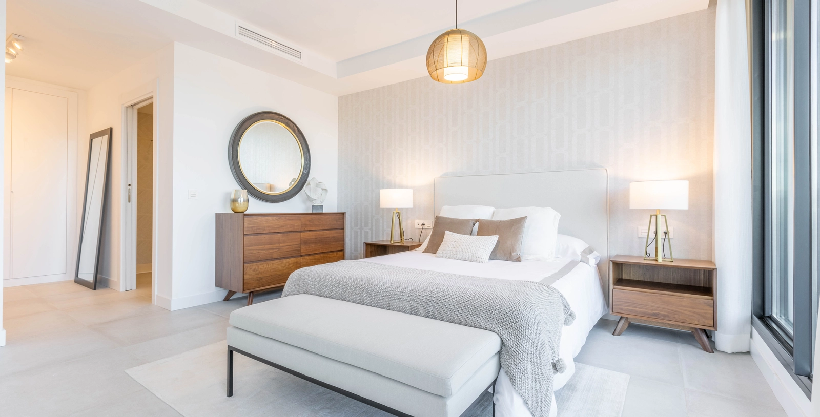 El dormitorio principal es un refugio de paz, diseñado pensando en la elegancia y el confort.