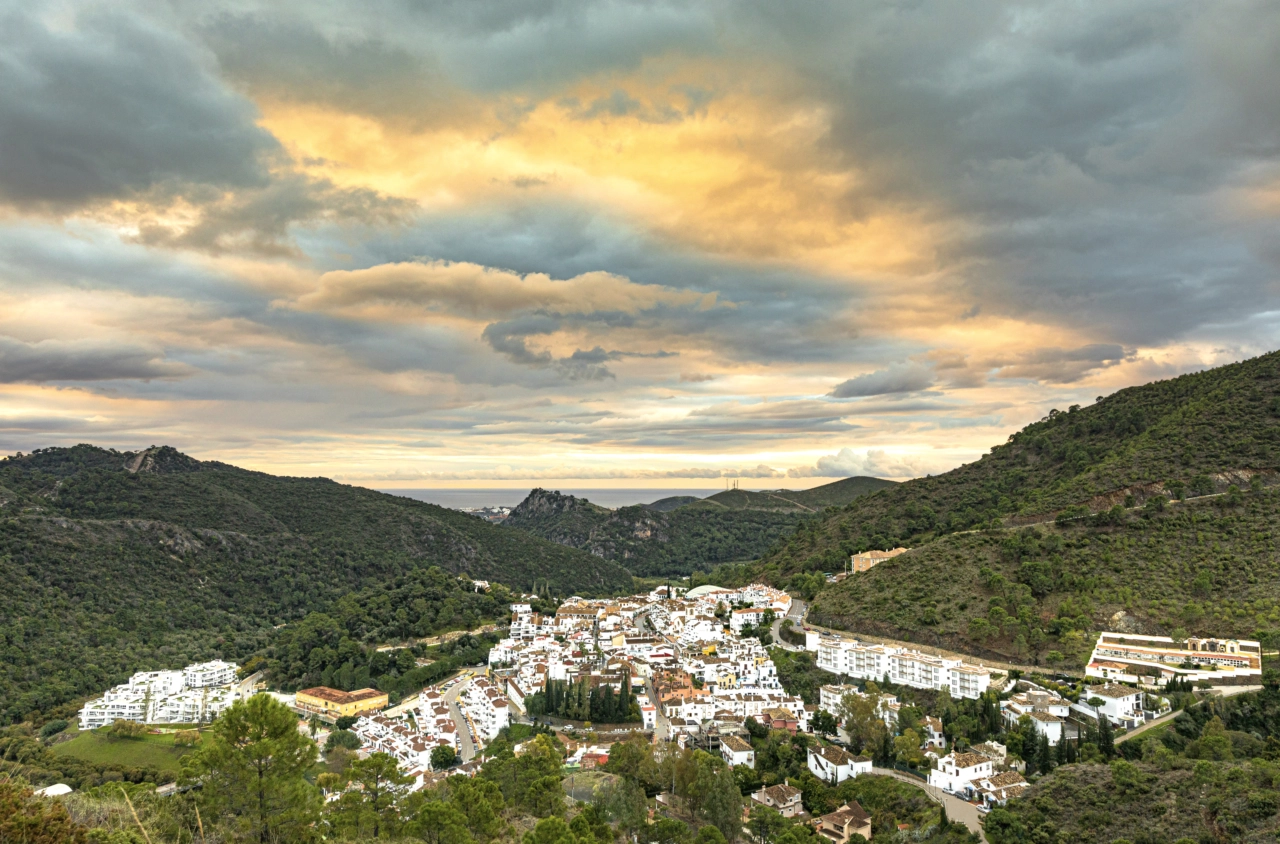 Impresionantes vistas al tradicional pueblo blanco de Benahavís, enclavado en las colinas de la Costa del Sol.