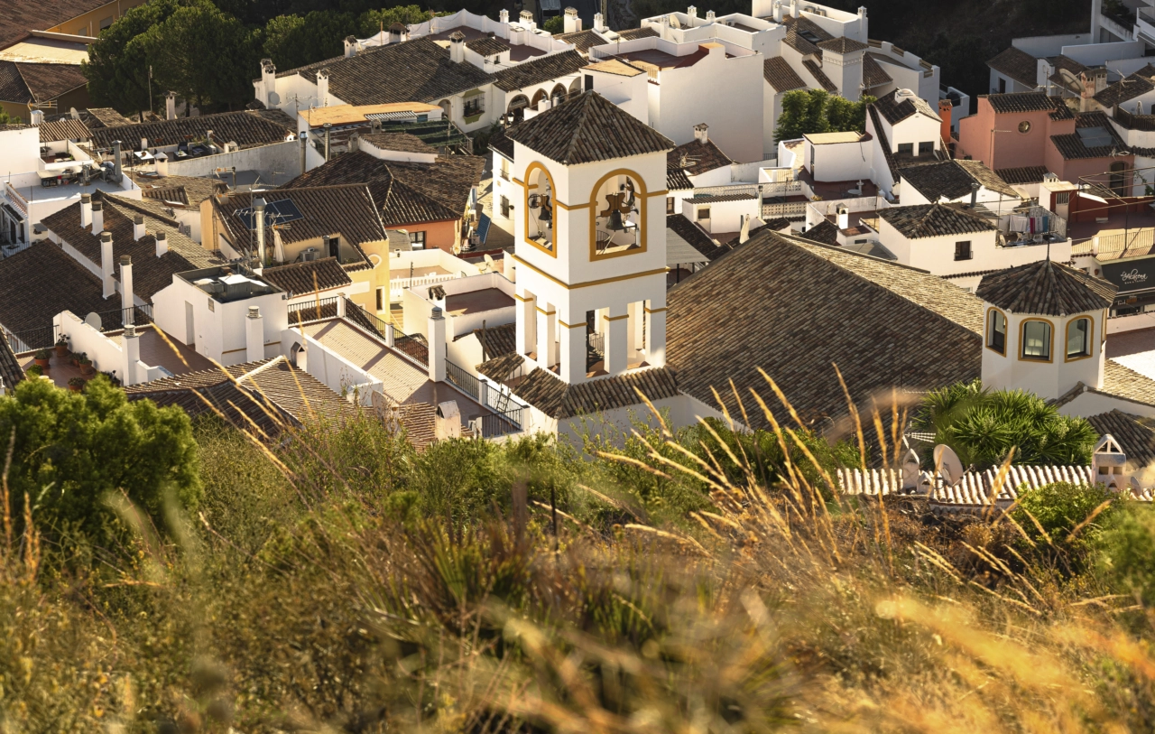 Una vista de la icónica torre de la iglesia, que captura el encanto auténtico del pueblo de Benahavís.