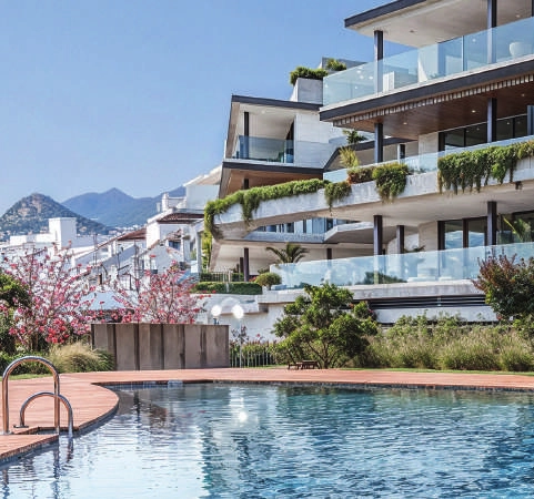 La amplia piscina comunitaria es el lugar perfecto para refrescarse y disfrutar de los más de 320 días de sol.