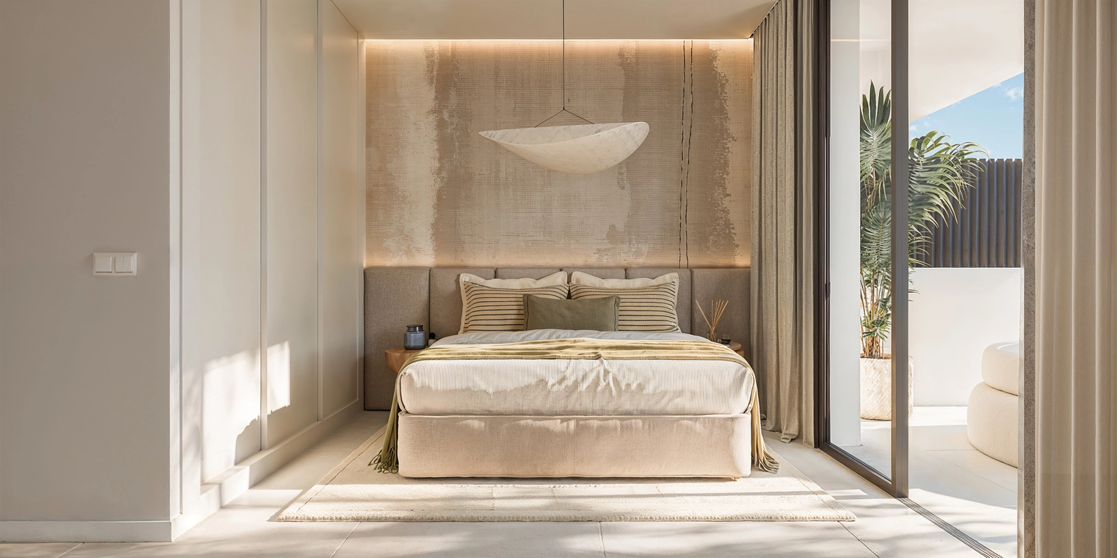 Un dormitorio secundario de diseño exquisito, que ofrece confort, estilo y acceso a un espacio de terraza privada.