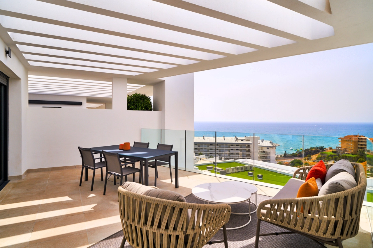 Una amplia terraza privada con impresionantes vistas al mar, un entorno ideal para cenar y relajarse al aire libre en la Costa del Sol.