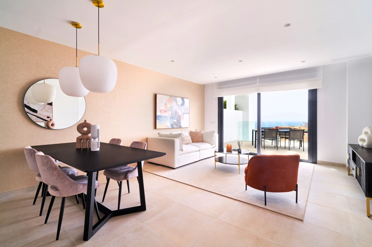 La zona de salón y comedor de planta abierta conecta perfectamente con la terraza, enmarcando hermosas vistas del mar Mediterráneo.