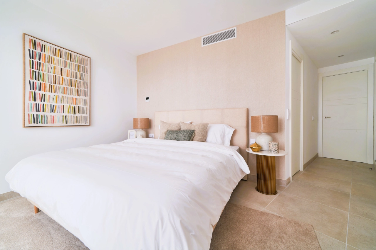 El dormitorio principal es un refugio de paz, que ofrece un ambiente sereno y abundante luz natural.