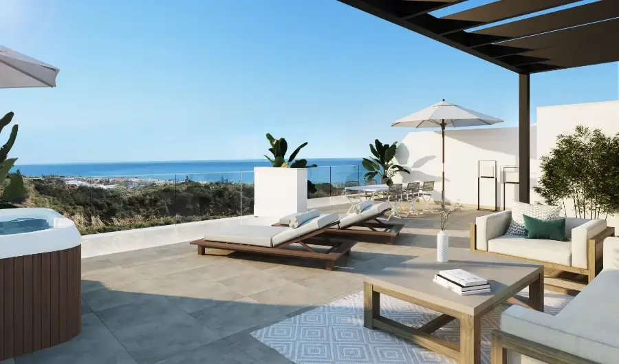 Imagine relajarse en su amplio solárium privado, con vistas panorámicas al mar Mediterráneo.