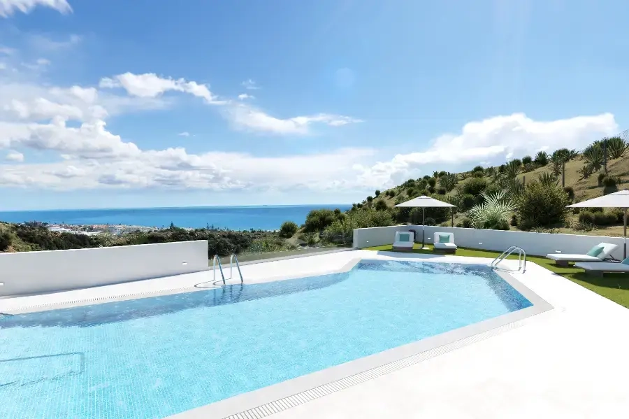 La piscina comunitaria ofrece un refrescante escape con hermosas vistas al mar de la Costa del Sol.