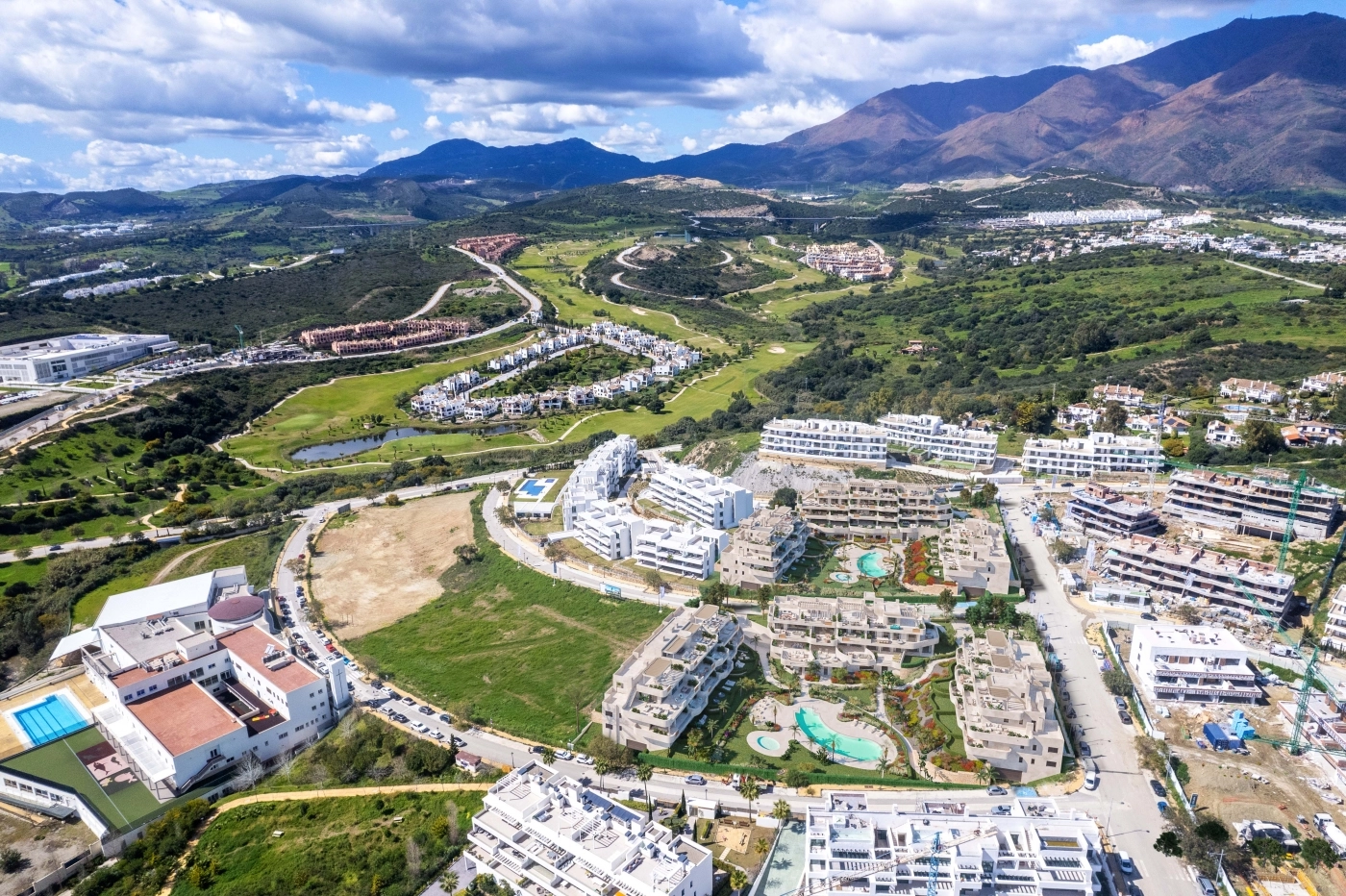 La exclusiva zona de Estepona, que muestra la proximidad a campos de golf de campeonato y paisajes verdes.