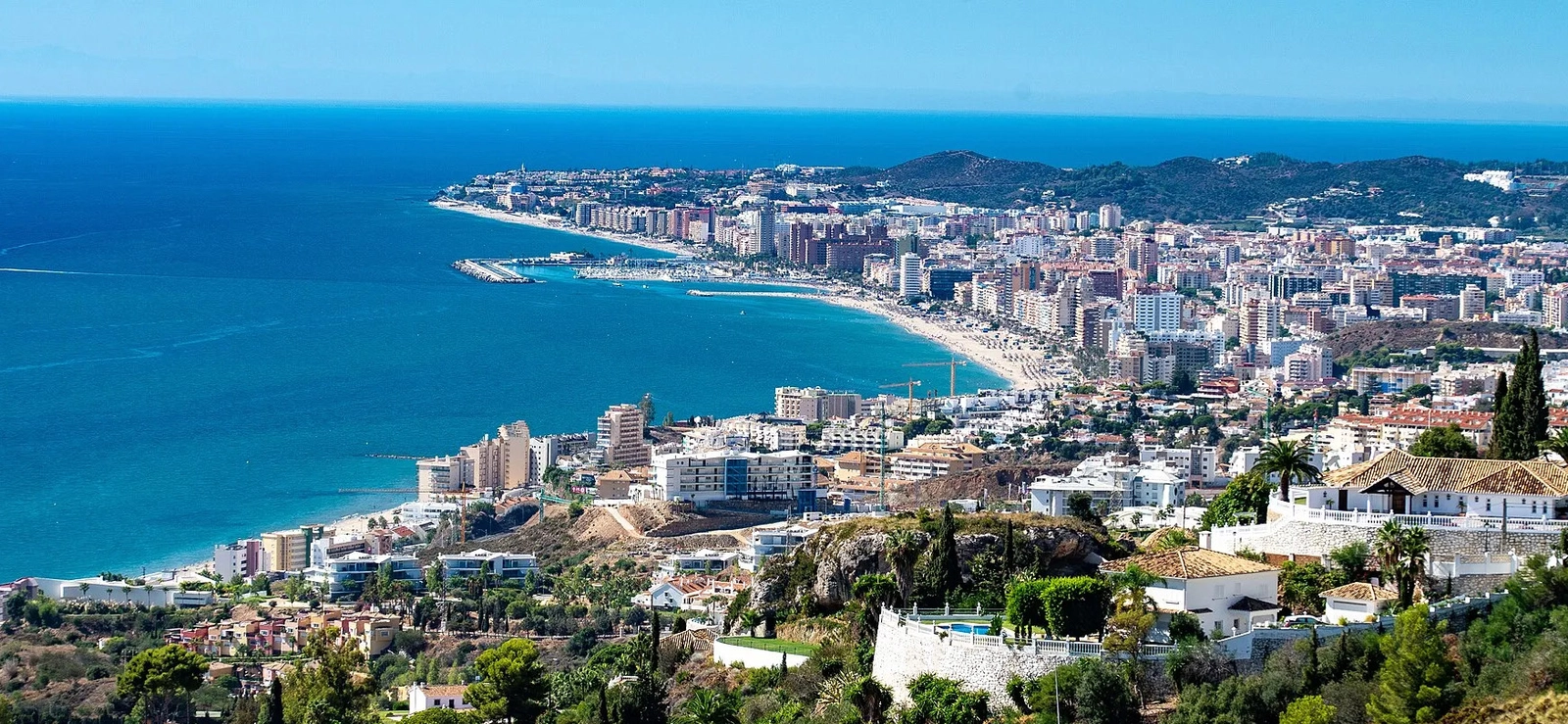 La impresionante costa de Fuengirola, a poca distancia en coche de su nuevo hogar en Mijas.