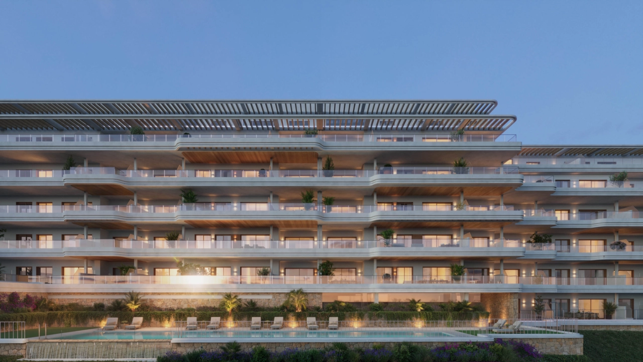 La elegante arquitectura del edificio iluminada al atardecer.