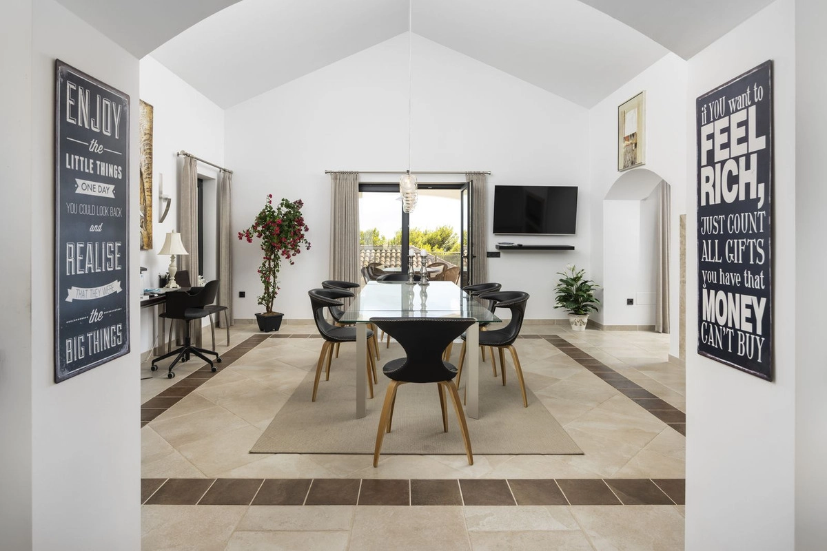 El diseño interior luminoso y ventilado crea un ambiente acogedor en toda esta magnífica vivienda.